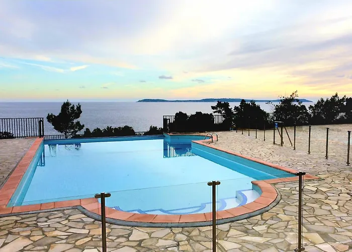 Appartement La Pinède - T4 Avec Terrasse Et Piscine Le Lavandou